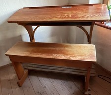 Alte Schulbank, mit Tintenfach