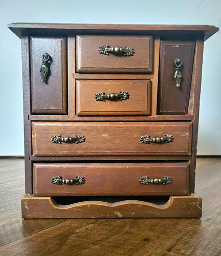 Vintage-Schmuckschränkchen